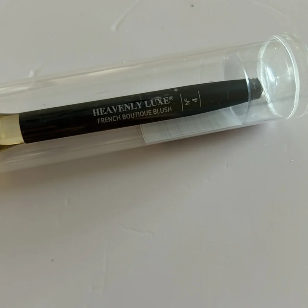 IT Cosmetics Heavenly Luxe French Boutique Blush Brush #4  cream & Powde…